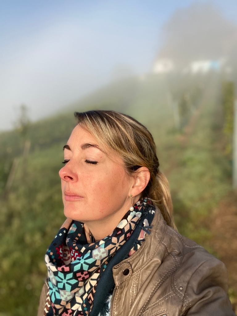 Bloggerin Anna-Lena Tacke im Nebeldunst in den Weinbergen
