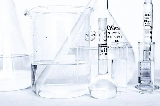 Silikone, Parabene und Paraffine werden künstlich im Labor erzeugt um in Kosmetik Produkten hochwertige Öle zu ersetzen.